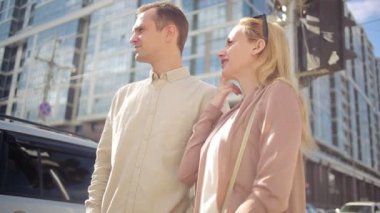 erkek ve kadın şehir sokak yürüyüş. seyirciler stand Kavşağı'nda