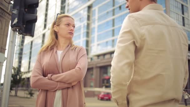 Man en vrouw lopen op straat stad. toeschouwers staan op het kruispunt — Stockvideo