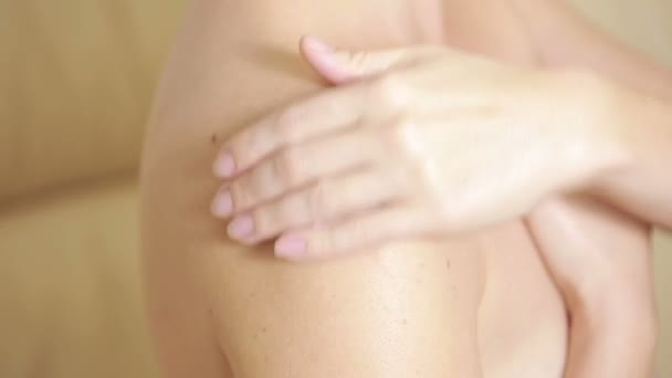 Ragazza strofina spalla crema. dolore articolare. procedure cosmetiche — Video Stock