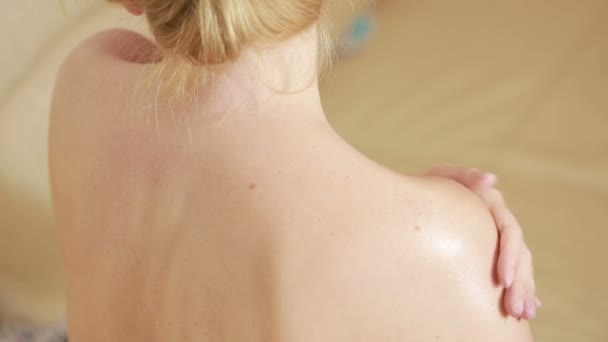Девушка массирует кремовое плечо. боль в суставах косметические процедуры — стоковое видео