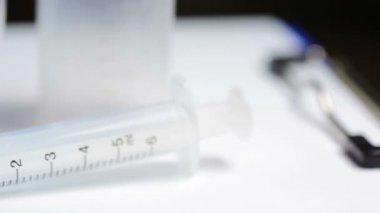 Tıbbi test kiti. gözlük şırınga ve testler için jar