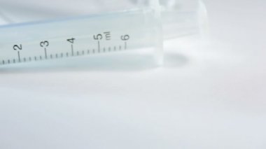 Tıbbi test kiti. gözlük şırınga ve testler için jar