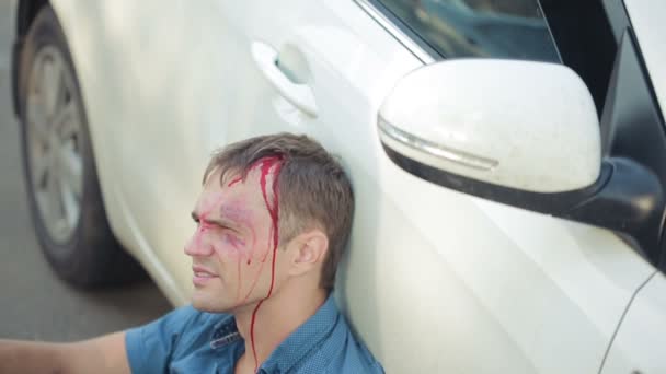Dívka, pomáhá poškozeným v auto nehody muže. chodce zraněných při dopravních nehodách — Stock video