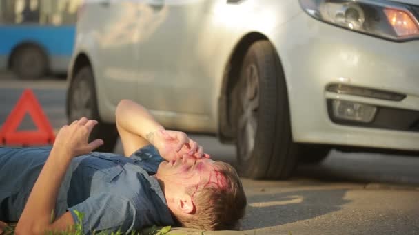 Adam bir araba kazası geçirdi. Kafasını çarptı. yol kazaları yaralı yaya — Stok video