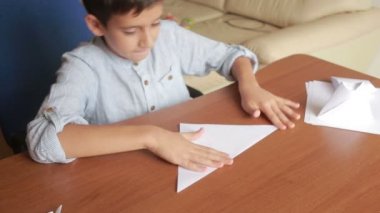 Küçük çocuk kağıt sanat origami üzerinde çizim. hobi el sanatları