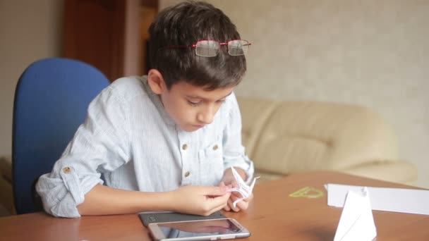 Menino desenhando sobre origami de arte de papel. artesanato hobby — Vídeo de Stock