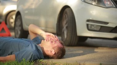 Kız bir araba kaza adam yaralı yardım. yol kazaları yaralı yaya