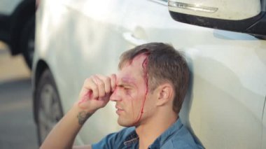 Kız bir araba kaza adam yaralı yardım. yol kazaları yaralı yaya