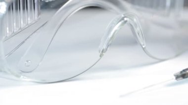 Tıbbi test kiti. gözlük şırınga ve testler için jar