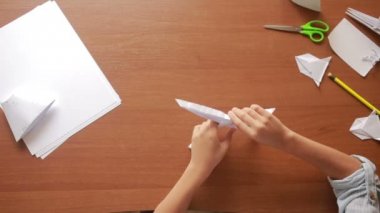 Küçük çocuk kağıt sanat origami üzerinde çizim. hobi el sanatları