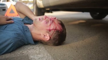 Kız bir araba kaza adam yaralı yardım. yol kazaları yaralı yaya