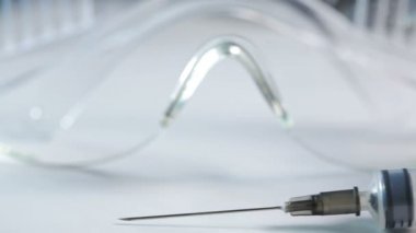Tıbbi test kiti. gözlük şırınga ve testler için jar