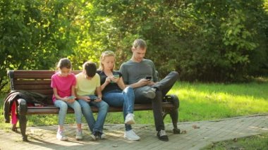 Tezgah ve kullanım mobil akıllı telefonlar üzerinde oturan çocuk ile anne