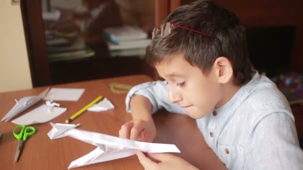 Küçük çocuk kağıt sanat origami üzerinde çizim. hobi el sanatları — Stok video