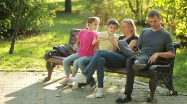 Tezgah ve kullanım mobil akıllı telefonlar üzerinde oturan çocuk ile anne