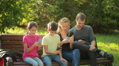 Tezgah ve kullanım mobil akıllı telefonlar üzerinde oturan çocuk ile anne