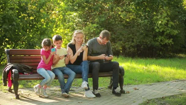 Familjen unna. gör selfie i parken. virtuella ansikten för selfie. Direktfilter — Stockvideo