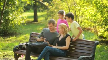 Aile şımartın. selfie Park yapıyor. sanal yüz selfie için. Canlı Filtreler