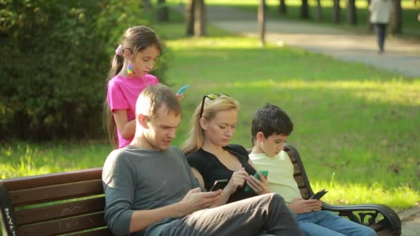 Complacer a la familia. haciendo selfie en el parque. caras virtuales para selfie. Filtros vivos — Vídeos de Stock