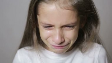 yanaklarının yuvarlanan gözyaşları ile ağlayan küçük bir kız