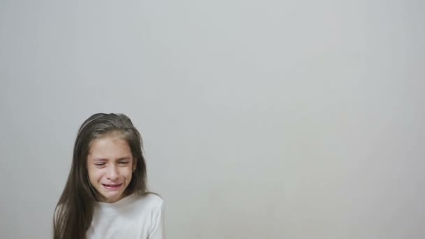 Маленькая девочка плачет со слезами по щекам — стоковое видео