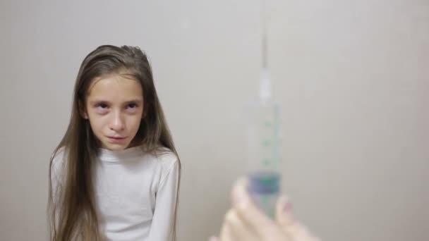 Meisje is bang voor de dokter met een spuit. baby huilt bang injectie — Stockvideo