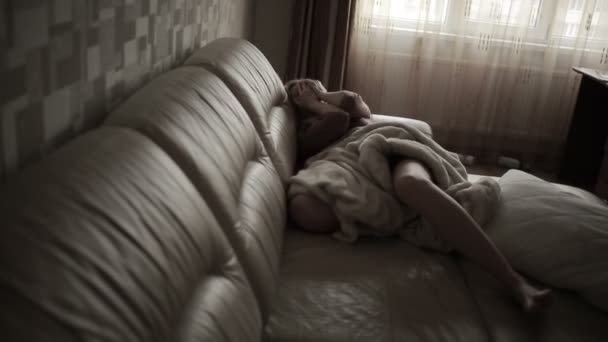 Przygnębiony Kobieta w łóżku. płacze na kanapie. ostra Góra — Wideo stockowe