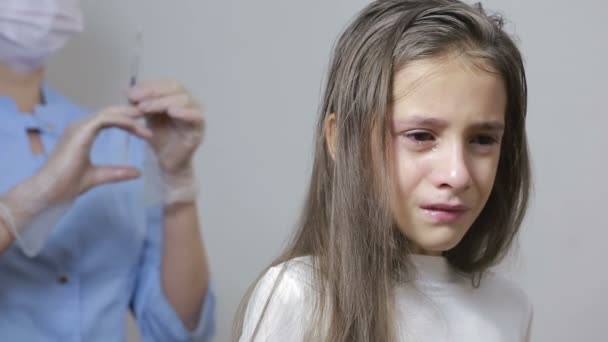 Маленькая девочка боится доктора со шприцем. ребенок плачет, испугавшись — стоковое видео