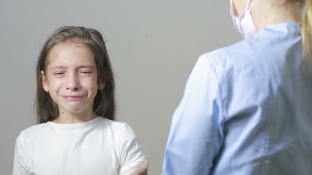 Liten flicka är rädd för doktorn med en spruta. barn skriker rädd injektion — Stockvideo