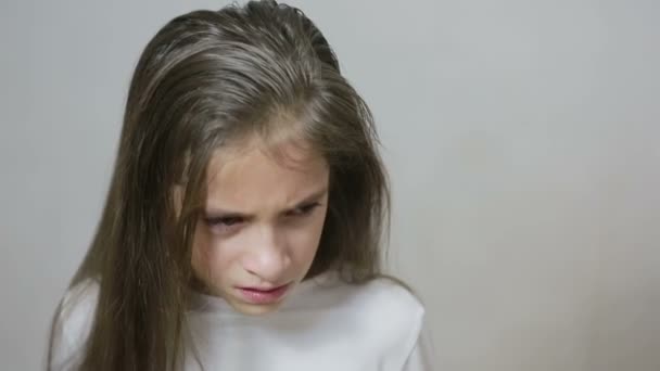 Niña llorando con lágrimas rodando por sus mejillas — Vídeos de Stock