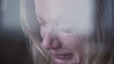 Pencere yakınındaki üzgün kız. plachet kadın. gözyaşları içinde schekah