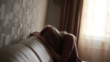 Depresif kadın yatakta. kanepede ağlayan kız. Akut dağ