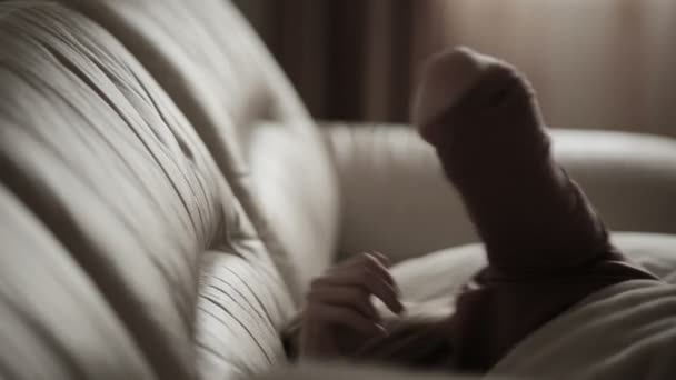 Депрессивная женщина в постели. девушка плачет на диване. острые горы — стоковое видео