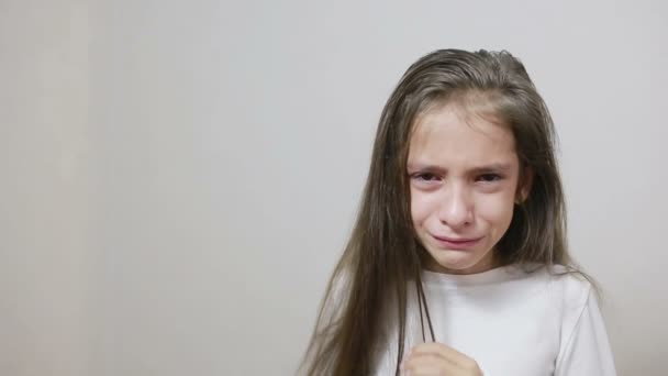 Niña llorando con lágrimas rodando por sus mejillas — Vídeos de Stock