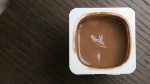 Schokoladenmousse mit einem Löffel essen. Nahaufnahme. Ansicht von oben — Stockvideo