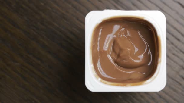 Mousse di cioccolato mangiare con un cucchiaio. primo piano. vista dall'alto — Video Stock