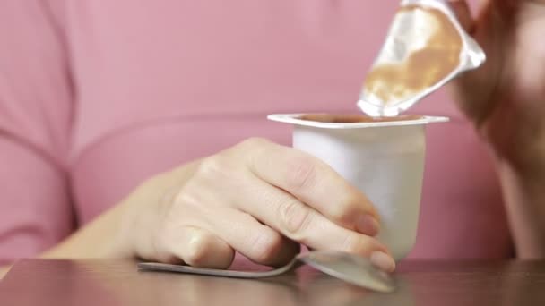 Mousse de chocolate comer com uma colher. close-up — Vídeo de Stock