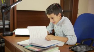 çocuk ev ödevi yazıyor. Çocuk Bilimleri Eğitimi