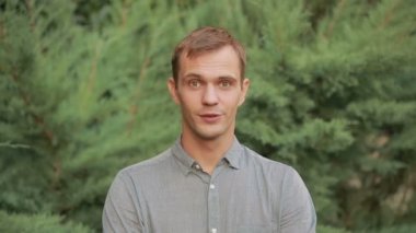 sokakta adam gülümsüyor. başını salladı ve başparmak gösterir. fikri ile katılıyorum