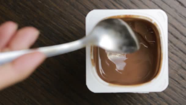 초콜릿 무스는 숟가락으로 먹는다. 클로즈업입니다. 상위 뷰 — 비디오