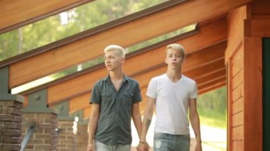 Eşcinsel erkekler parkta rahatlatıcı. LGBT