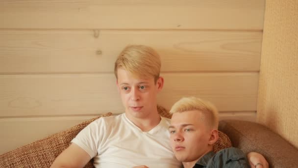 Гомосексуальність, концепція одностатевого шлюбу - щаслива чоловіча гей-пара обіймається вдома — стокове відео