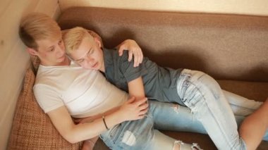eşcinsellik, Eşcinsel evlilik kavramı - mutlu erkek gay çift evde sarılma