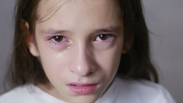 Niña llorando con lágrimas rodando por sus mejillas — Vídeos de Stock