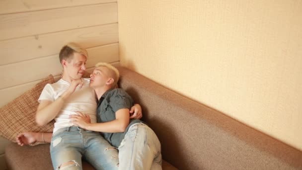 Homosexualidad, concepto de matrimonio del mismo sexo - feliz pareja gay masculina abrazándose en casa — Vídeo de stock