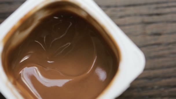 Chokladmousse äta med sked. närbild. ovanifrån — Stockvideo