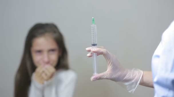 Маленька дівчинка боїться лікаря шприцом. дитина плаче боїться ін'єкції — стокове відео