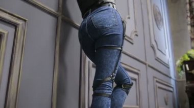 Kız kot pantolon deri jartiyer yeni moda trendleri ile. kalça üzerinde kayışlar