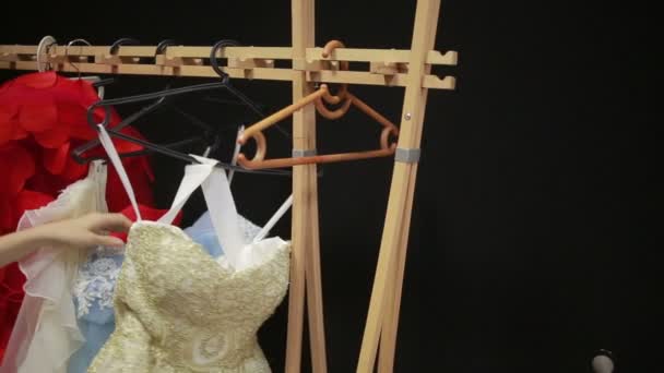 Prachtige lace dress op de hanger. avond jurken in de montage — Stockvideo