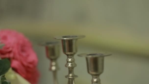 Incroyable gâteau aux framboises et décoration bouquete de fleurs de la table. vintage — Video